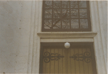0690-3940 Detail toegangsdeur met raam in de oost gevel voor de restauratie van 1993.