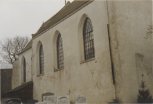 0690-3945 Noordgevel met opberghok en gedeelte begraafplaats voor de restauratie van 1993.