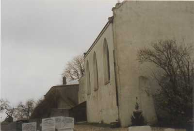 0690-3951 Gedeelte noord gevel, west gevel, begraafplaats en de voormalige pastorie voor de restauratie van 1993.