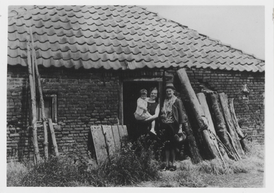 0690-419 Achterzijde huis, dat stond op het terrein van dhr. Hendriks, Lutterveld 14. Foto gemaakt zomer 1967, v.l.n.r. ...