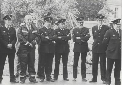 0690-5095 Burgemeester Hommes tussen brandweerlieden rechts Jan Vernooij 2e rechts Harrij Huisman.
