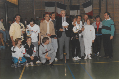 0690-5120 Wethouder W. v.d. Linde en leden gymvereniging A.G.A. in de sportschool.