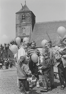 0690-5122 Oplaten van balonnen door de jeugd op koninginedag.