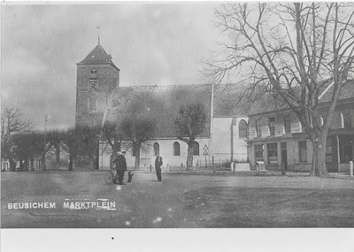0690-5842 Gezicht op het Marktplein met de Ned. Herv. Kerk.