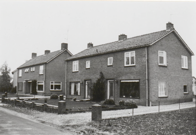 0690-6107 Woningen aan de Erichemseweg, geheel links K. Verseveld no. 49 dan G. Verseveld no. 51, volgende blok links ...