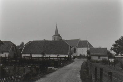 0690-6127 Schuur fam. V. Kessel met daar achter de Ned. Herv. Kerk gezien vanaf de Binnenstraat.