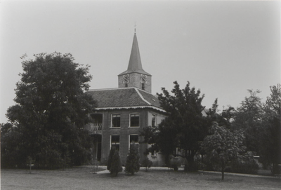 0690-6128 Pastorie met toren Ned Herv. Kerk gezien vanaf de Erichemseweg.