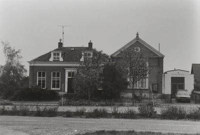 0690-6131 Dorpshuis met links de woning van de fam. Marlis.