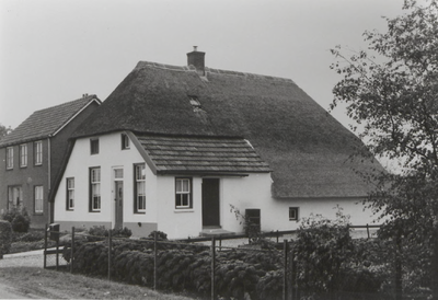 0690-6138 Woning fam. A. Ousen, Erichemseweg 80.