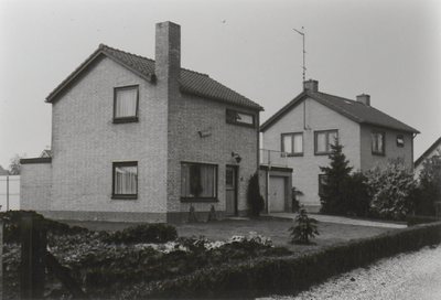 0690-6195 Woningen in de Binnenstraat de no. 3 A en 3 B, fam v. Kuijlenborg op 3 A en de fam. A. Knobbout op 3 B.