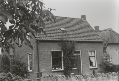 0690-6198 Woning van de fam. T. Klaasen, Erichemseweg 18.