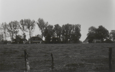 0690-6205 Gezicht op woningen aan de Erichemseweg Vergarde fam. Staal no. 84 en fam. Vink no. 86.