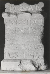 0690-6389 Romeinse altaarsteen (zie Tielse courant 20-02-1980)