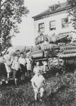 0690-6402 Geallieerde tank voor huis Landzicht te Kapel-Avezaath