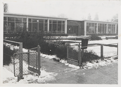 0690-6655 Een foto van de voormalige 2-klassige kleuterschool in Beusichem aan de Molenweg (tegenover slagerij de ...