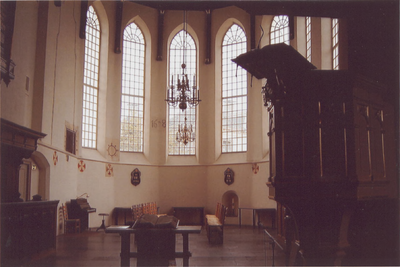 0690-6754 kijkje in het koor van de N.H. kerk te Beusichem waar goed zichtbaar de beschilderingen op de gevel
