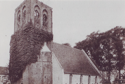 0690-6835 De kerktoren zonder spits en deels bedekt met klimop