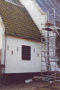 0690-6838 Steiger voor de leidekkers aan de achterzijde van de N.H. Kerk tidens de restauratie van het dak