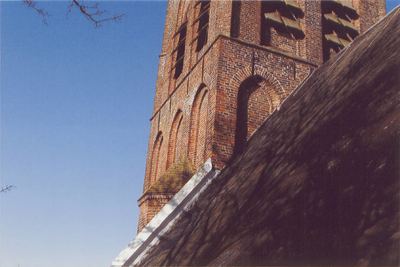 0690-6839 Gedeelte van de kerktoren en het te restaureren kerkdak van de N.H. Kerk