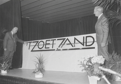0690-684 Opening Zoetzand , burgem. Hommes onthult samen met dhr. W. Veltkoe het bord dat in de ingang wordt geplaatst.
