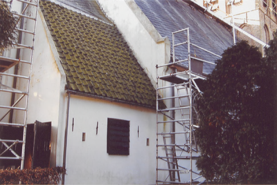 0690-6842 Steiger aan de achterzijde van de N.H. Kerk, voor de leidekkers, met gezicht op het dak