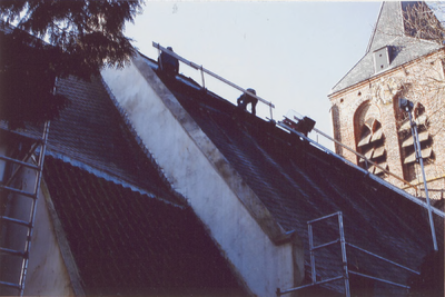 0690-6844 Nogmaals de leidekkers bij het aanbrengen van leien op het dak van de N.H. Kerk tijdens de restauratie