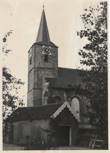 0690-6847 De N.H. Kerk met kerktoren gezien vanaf de Binnenstraat