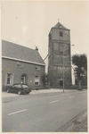 0690-6849 De kerktoren van de N.H. Kerk gezien vanaf de Smalriemseweg