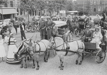 0690-694 Deelnemers aangespannen paard rusten even uit op de Markt.