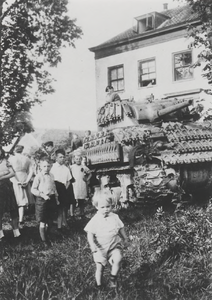 0690-70 Geallieerde tank voor huis Landzicht te Kerk-Avezaath,