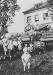 0690-70 Geallieerde tank voor huis Landzicht te Kerk-Avezaath,