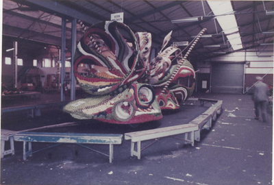 0690-7296 Corsowagen “Diabolo” tentoongesteld in de veilinghal te Tiel