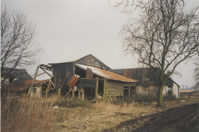 0690-7305 Enkele vervallen bijgebouwen bij de boerderij van dhr. E.v. Buren aan de Voorkoopstraat