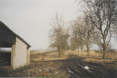 0690-7312 Zelf de omgeving ziet er vervallen uit bij de vervallen boerderij in de Voorkoopstraat