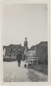 0690-7534 Gezicht op de brug over de Korne en op een gedeelte van Buren, met op de achtergrond de kerktoren