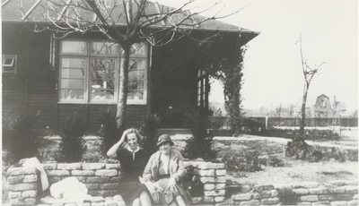 0690-7539 Achterzijde van het zomerhuisje van de familie van Everdingen zittend op de stenen bank twee dames van Everdingen