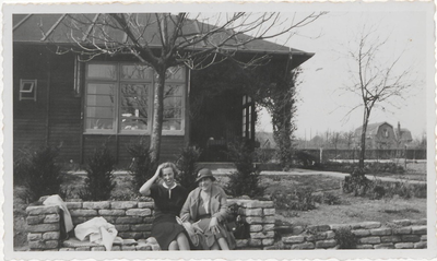0690-7540 Originele 7539, van de achterzijde van het zomerhuisje met de twee dames van Everdingen