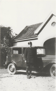 0690-7541 Chauffeur van de familie van Everdingen voor de ingang van de algemene be-graafplaats