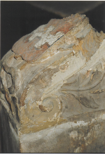 0690-7548 Gootconsole met het wapen van Buren er op van de zijkant gezien, gereed voor restauratie