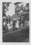 0690-7769 Soldaten en moeder met kinderen poseren bij een tank van de geallieerde bij huis Landzicht te Kerk-Avezaath