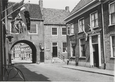 0690-7809 Gezicht op de Culemborgsepoort en rechts cafe het Zwaantje van uit de Voorstraat gezien