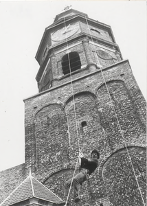 0690-7810 Demonstratie afzeilen van de kerktoren van de N.H. kerk, zoals bergbeklim-mers dat doen