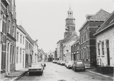 0690-7816 Gezicht in de Rodeheldenstraat vanaf de Kornewal, op de achtergrond de kerk-toren van de N.H. kerk