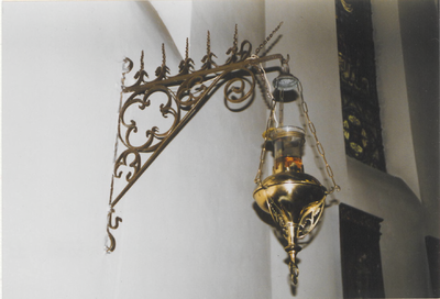 0690-7817 Godslamp van geelkoper, neogotiek, in de H. Gregoriuskerk te Buren