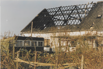 0690-7821 Nogmaals de afgebrande boerderij op de hoek van de Erichemseweg – Hulster-straat