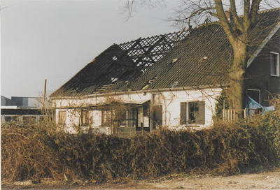 0690-7822 Nogmaals de afgebrande boerderij op de hoek van de Erichemseweg – Hulster-straat gezien vanaf de Erichemseweg