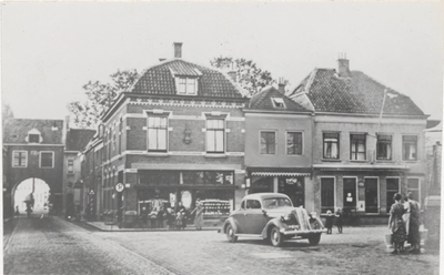 0690-7837 Outo geparkeerd op de Markt, links de Voorstraat met gezicht op de Culem-borgsepoort en rechts dames Bij de ...