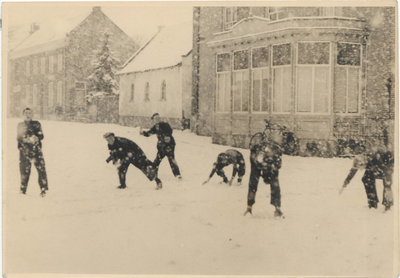 0690-7843 De jeugd heeft sneeuwpret op de Kornewal, gezien vanaf de Kornebrug