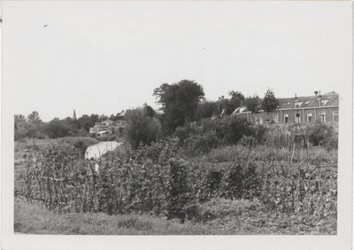 0690-7845 Gezicht op de Kornewal, linksachter de spits van de R.K. kerk en rechts daarvan de boterfabriek