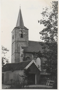 0690-7846 De kerk met de toren en de garage die bij de parochie behoort